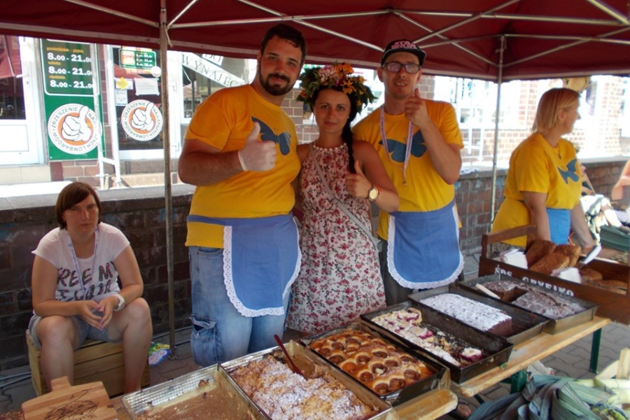 Uczestnicy wraz z terapeutami podczas kiermaszu ciast