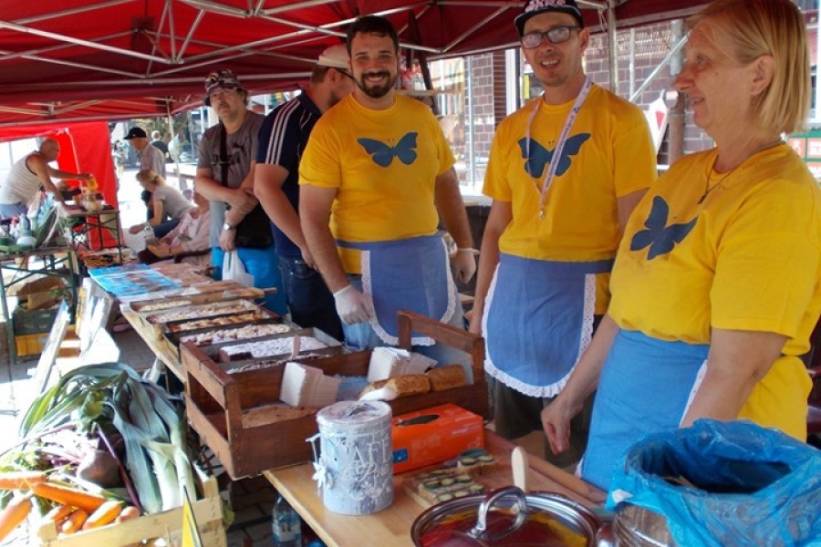 Grupa uczestników podczas kiermaszu