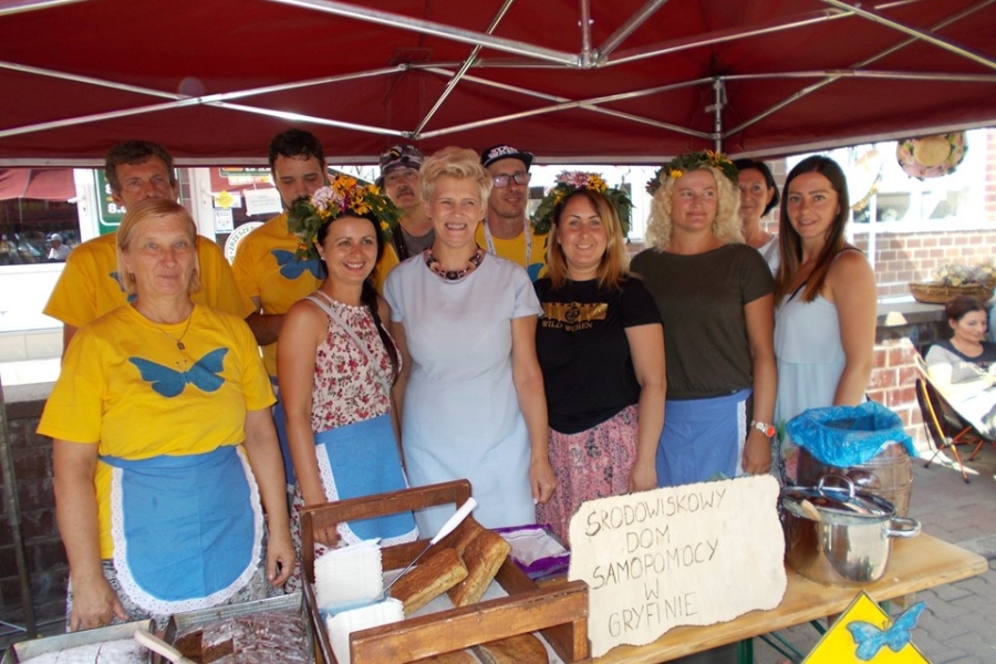 Kadra ŚDS z uczestnikami podczas kiermaszu