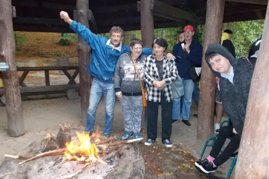 Uczestnicy stojący przy ognisku 