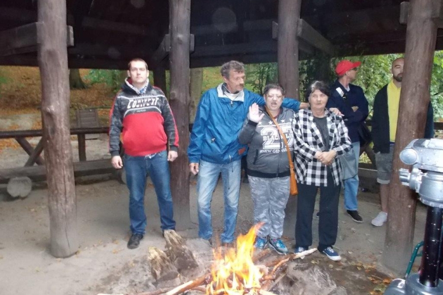 Uczestnicy pozujący do zdjęcia przy ognisku