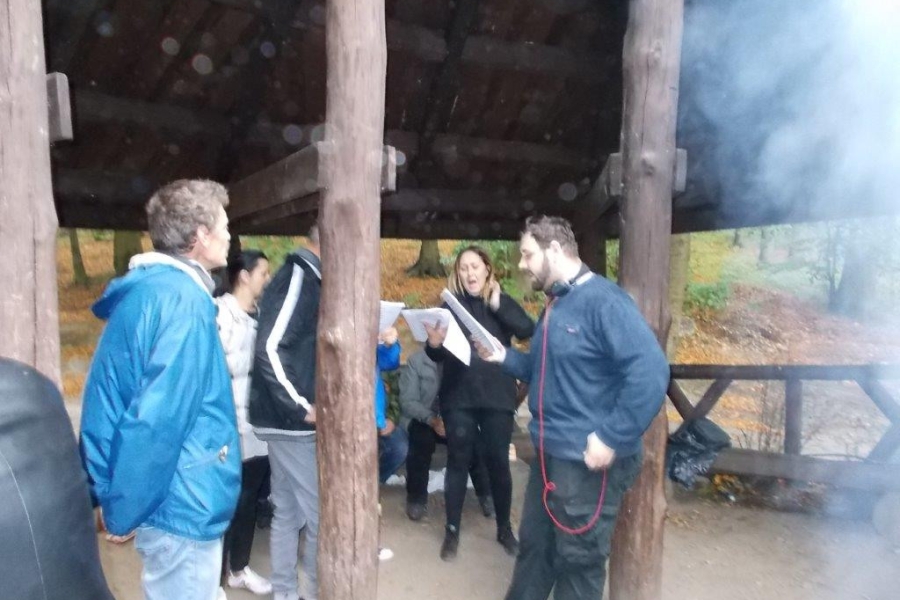 Uczestniczy wraz z terapeutami śpiewają piosenki pod altaną