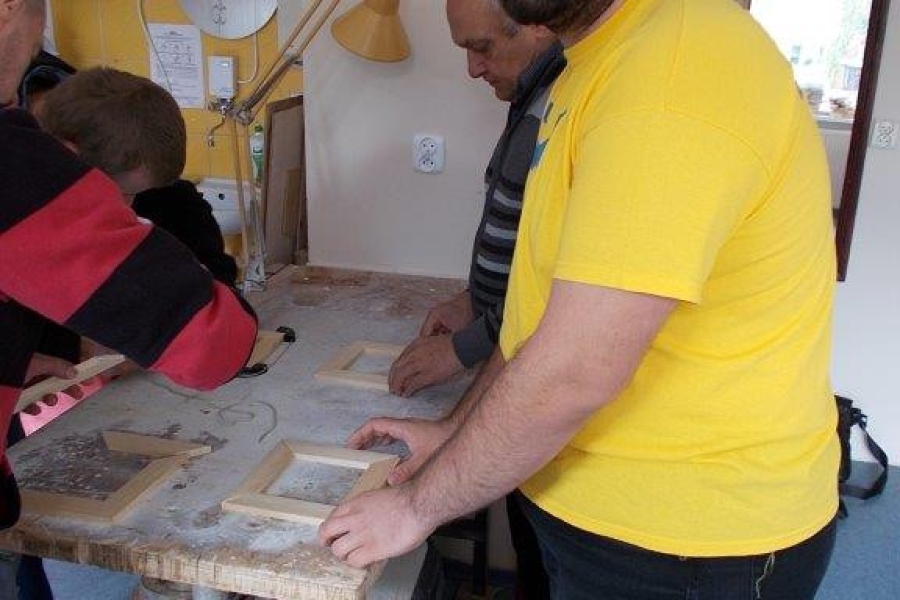 Uczestnik ŚDS podczas wykonywania prac stolarskich