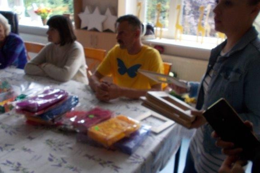 Uczestnicy wraz z gospodarzami podczas przygotowania do prac plastycznych