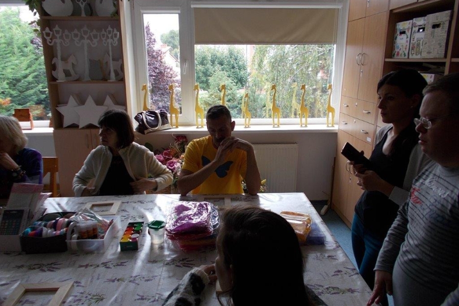 Uczestnicy wraz z gospodarzami podczas przygotowania do prac plastycznych