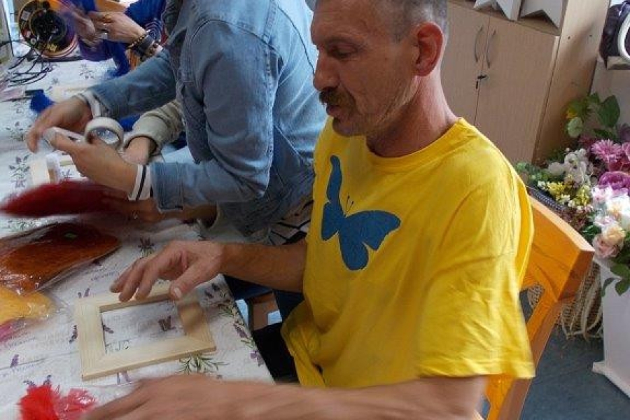 Uczestnik wraz gospodarzem podczas wykonywania drewnianych ramek
