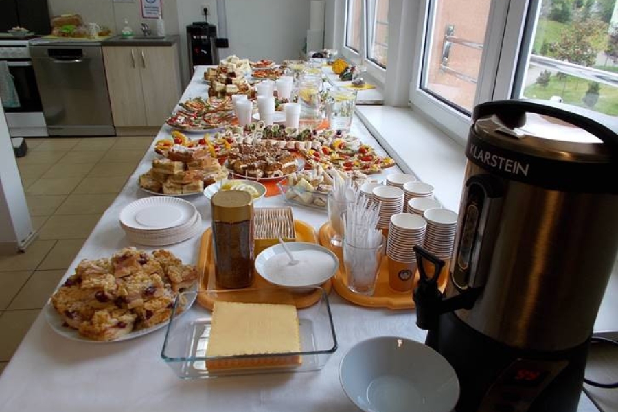 Stół z poczęstunkiem oraz termosem na kawę