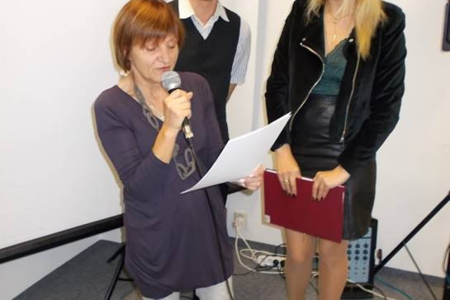 Terapeutka wraz z pedagogiem i uczestnikiem podczas przemówienia