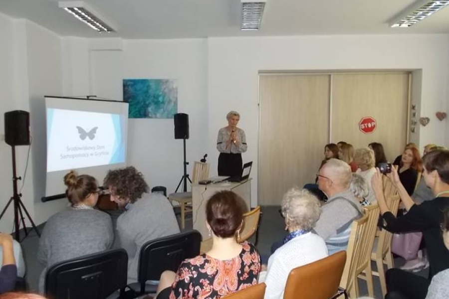 Wystąpienie Pani Kierownik przed uczestnikami na tle prezentacji