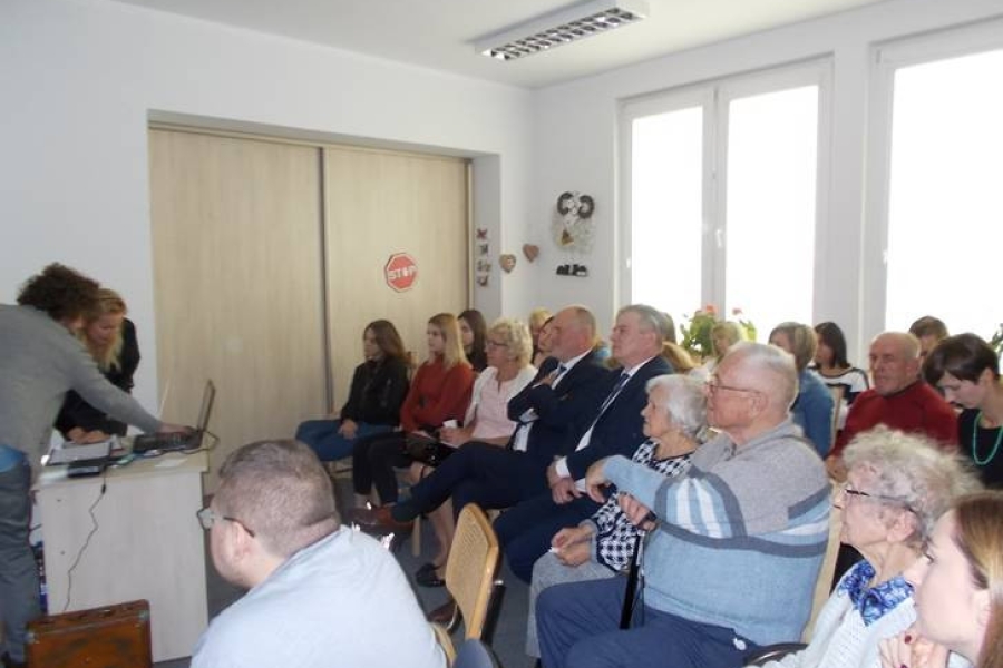 Siedzący goście podczas prelekcji 