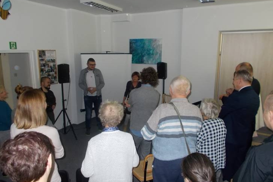 Uczestnik wraz z terapeutką prowadzący prelekcja dla publiczności