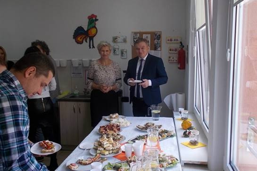 Burmistrz wraz z Kierownikiem ŚDS i gośćmi podczas poczęstunku