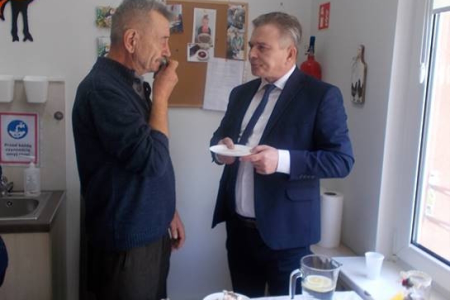 Burmistrz wraz z uczestnikiem podczas poczęstunku