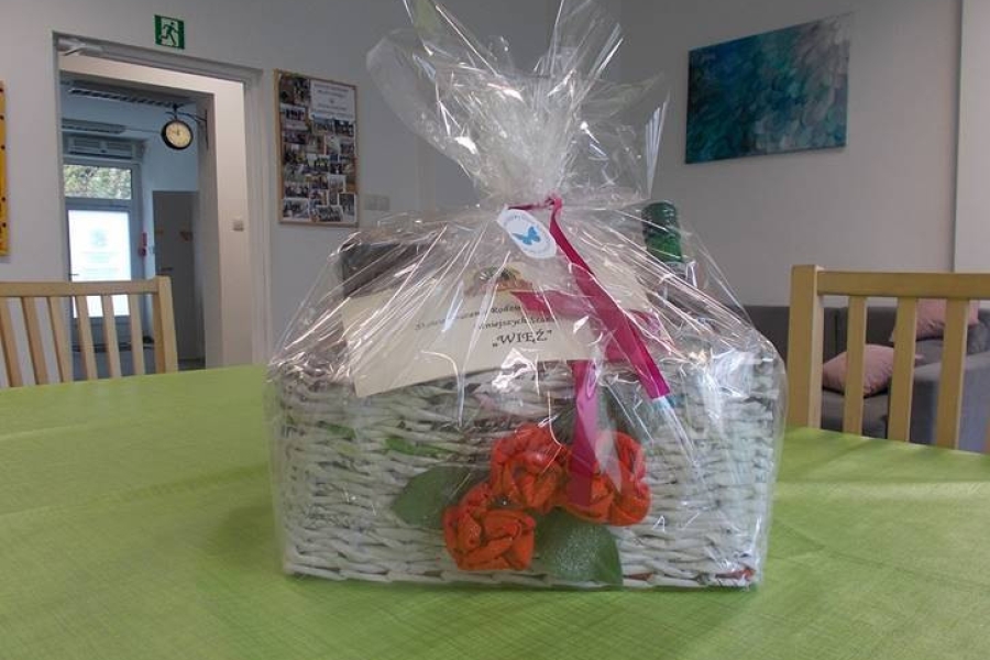 Upominek zapakowany w plastikową folię przygotowany przez ŚDS