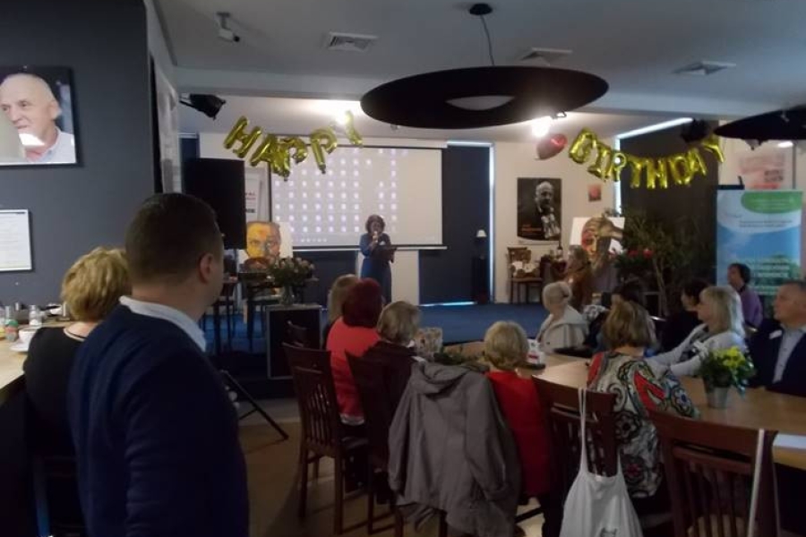 Uczestnicy wraz z gośćmi podczas przemowy na scenie osoby prowadzącej