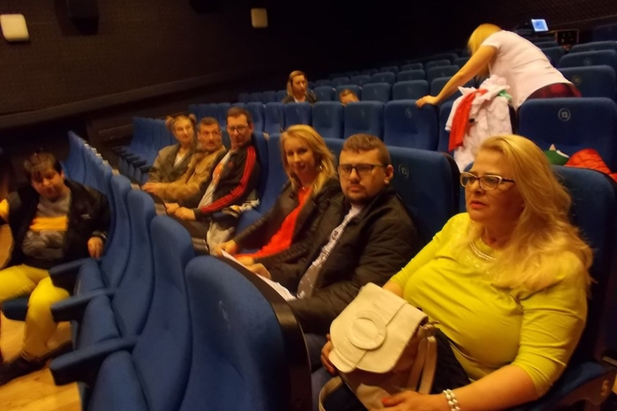 Uczestnicy oraz Pedagog siedzący na widowni