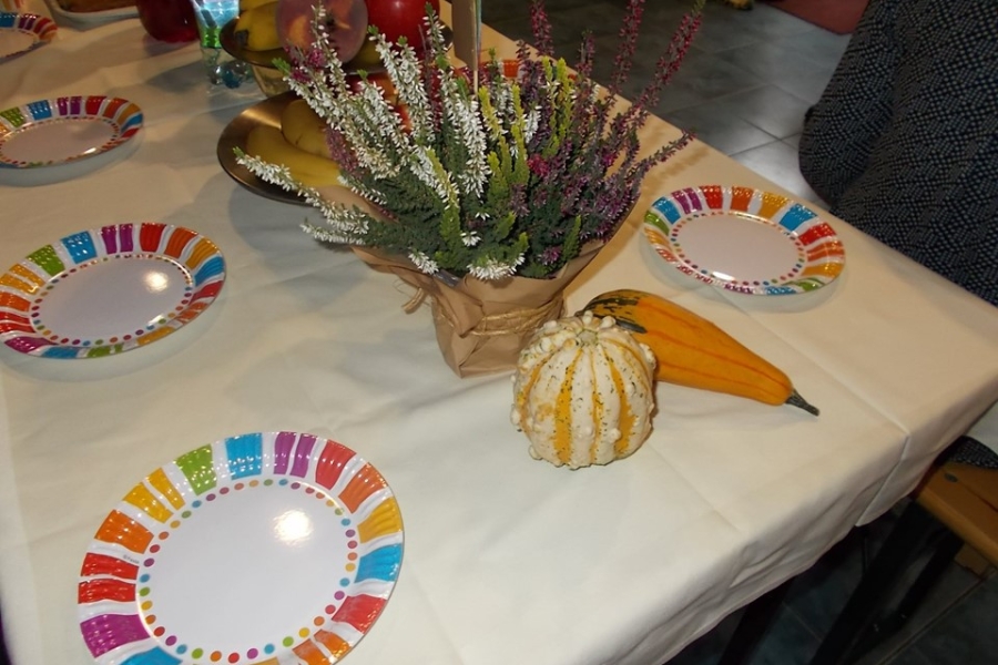 Stół z kolorowymi talerzami oraz poczęstunkiem