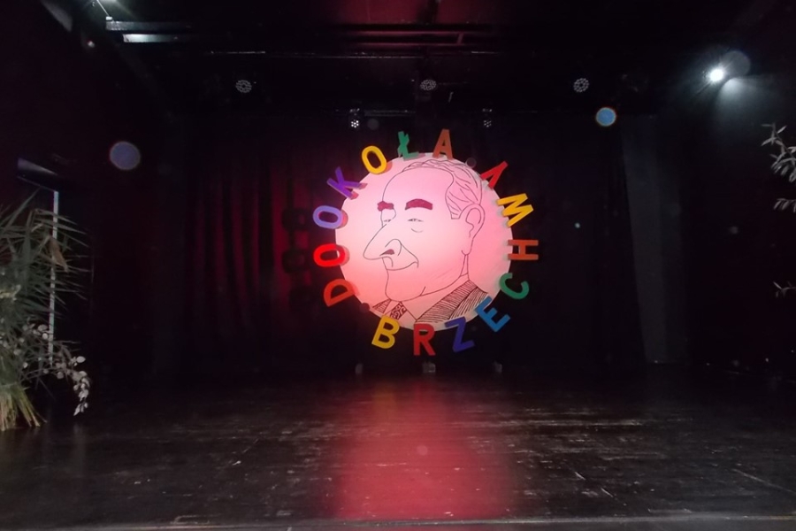 Scena z wizerunkiem Jana Brzechwy