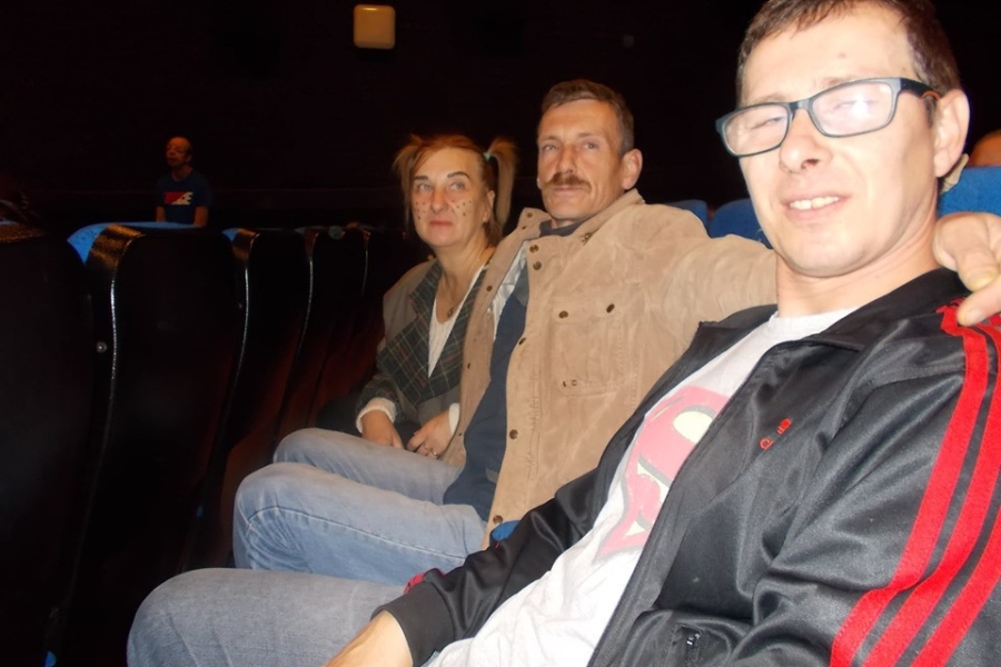 Troje uczestników pozujący do zdjęcia na widowni