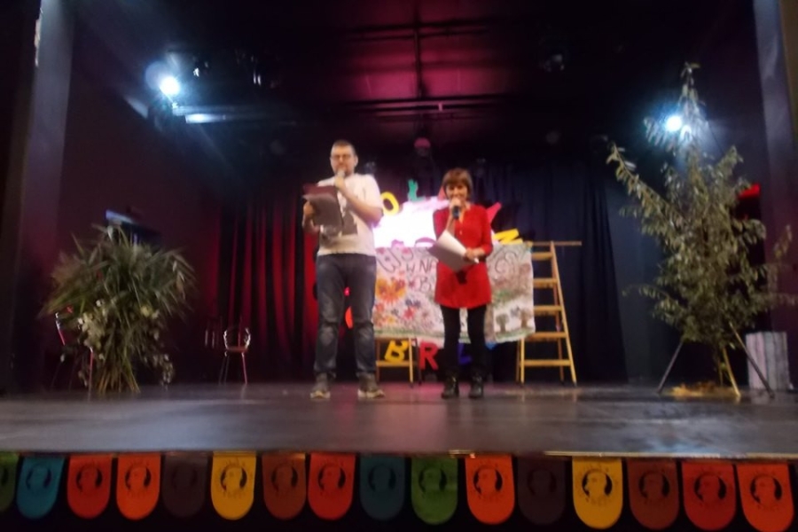 Terapeutka oraz uczestnik zapowiadający występ na scenie