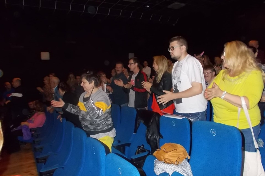 Uczestnicy podczas aplałsu na widowni