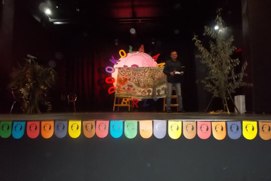 Uczestnik podczas przedstawienia na scenie teatralnej