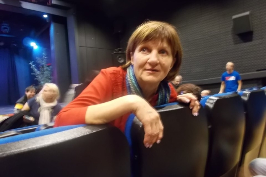 Terapeutka skierowana tyłem do sceny na krześle