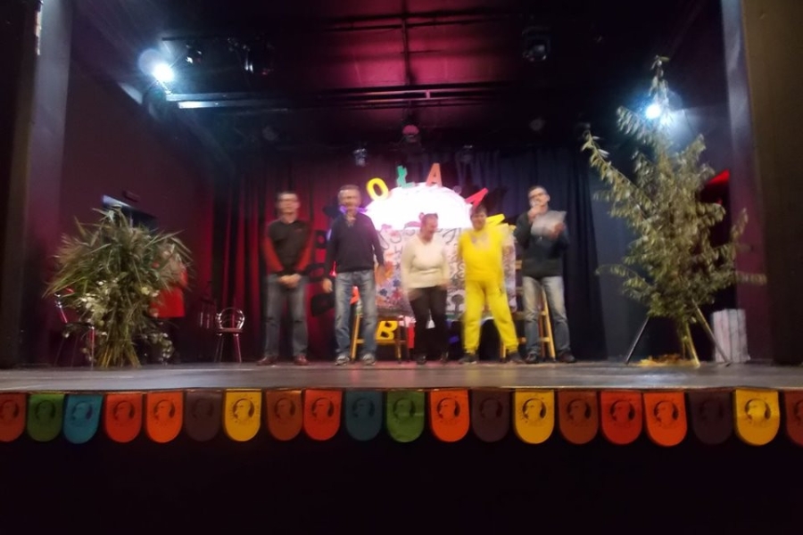 Uczestnicy ŚDS podczas występu na scenie