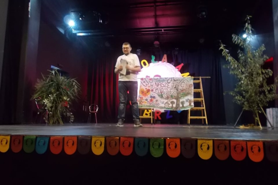  Uczestnik podczas występu na scenie 