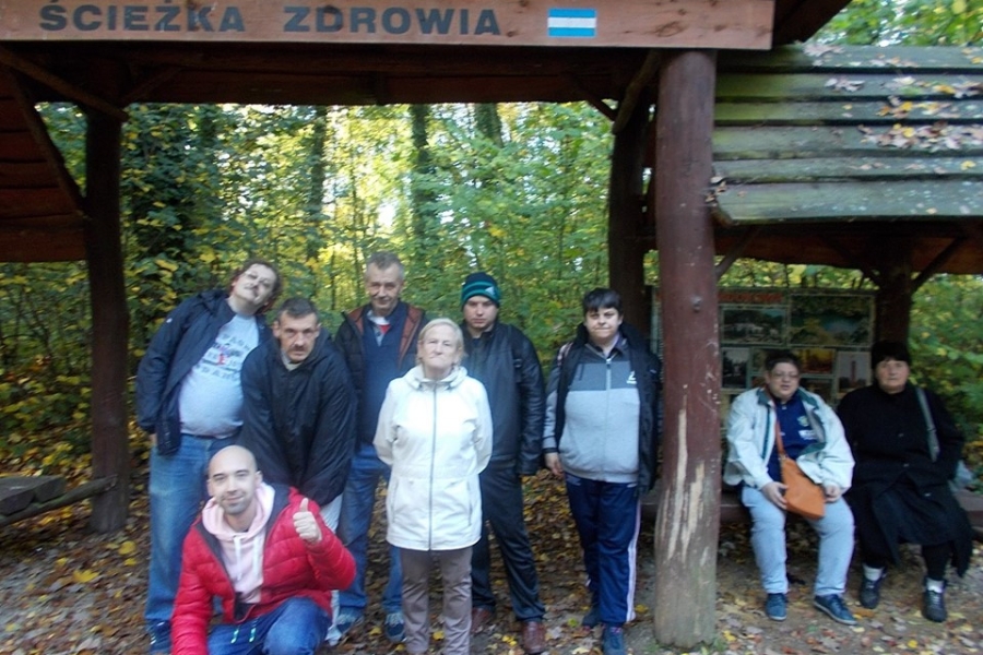 Uczestnicy przed wejściem na ścieżkę zdrowia