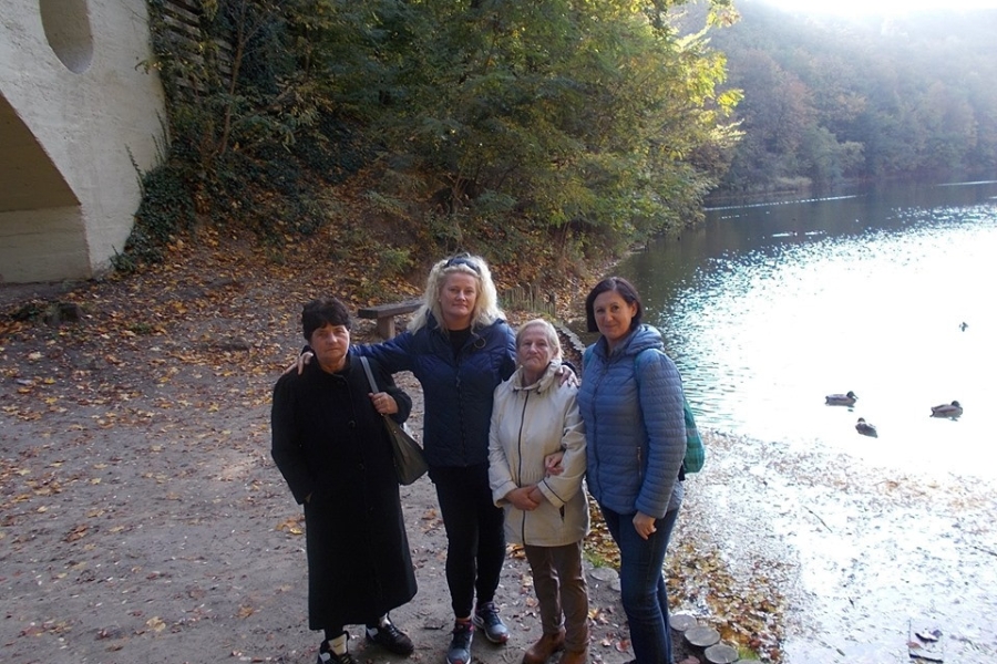 Uczestnicy wraz z terapeutkami nad jeziorem szmaragdowym