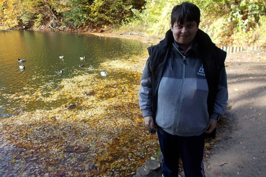 Uczestniczka na tle jeziora szmaragdowego