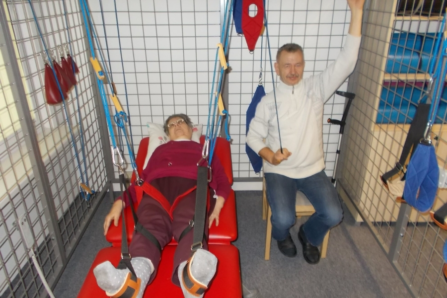 Uczestnicy ćwiczący na podwieszka