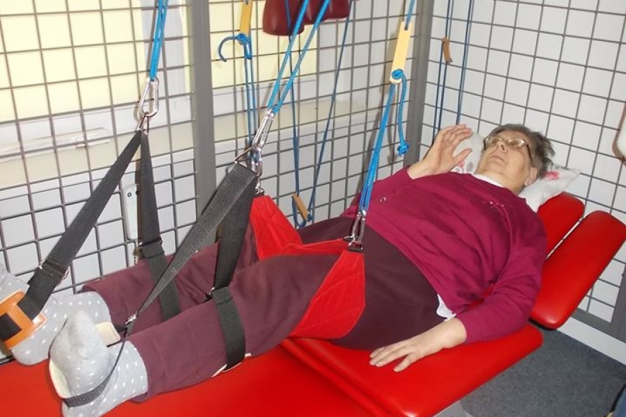 Leżąca uczestniczka ćwicząca na podwieszkach