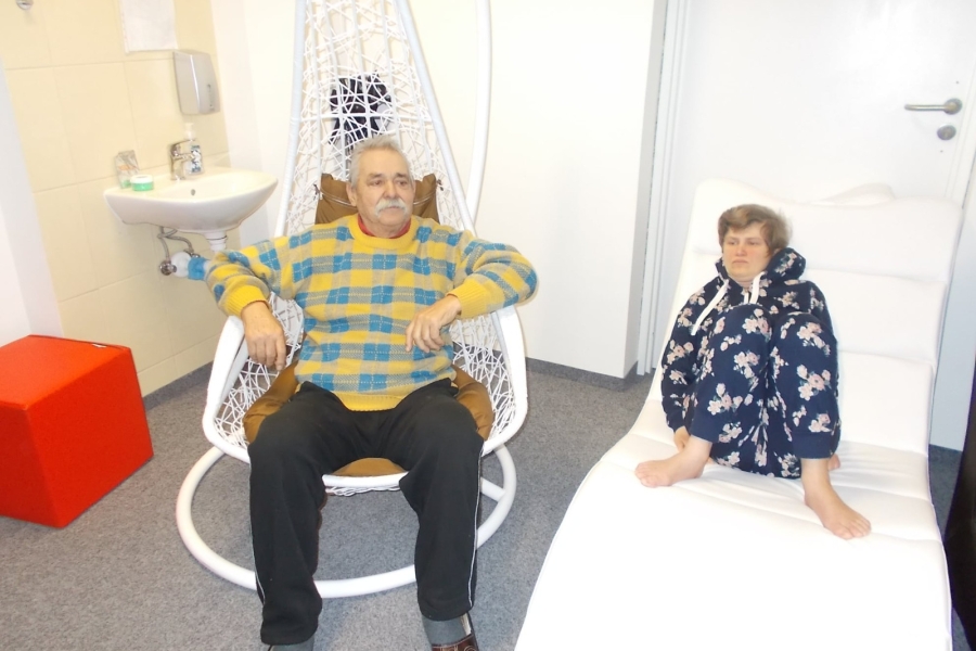 Uczestnicy wypoczywający na fotelach