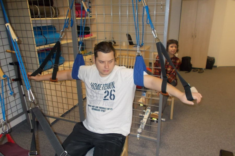 Uczestnik ćwiczący na podwieszkach