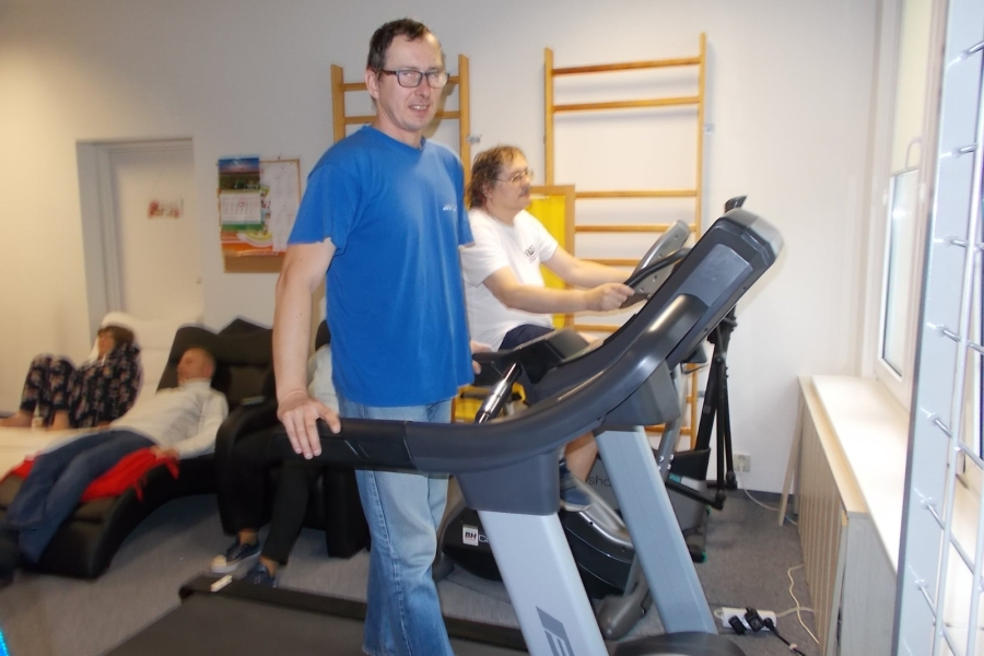 Uczestnicy podczas ćwiczeń na bieżni i rowerze