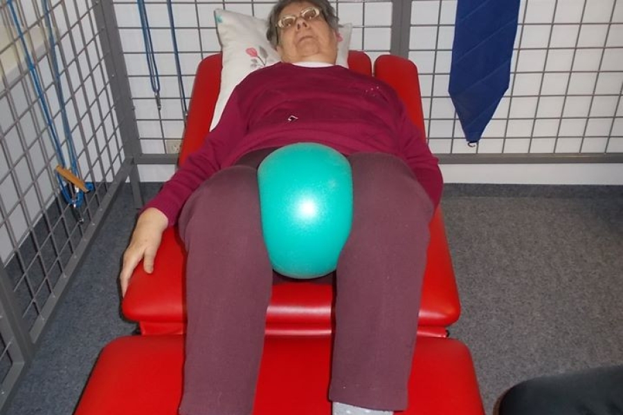 Leżąca uczestniczka podczas ćwiczeń z piłką