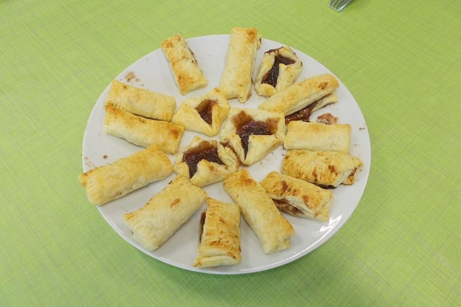 Talerz z wypiekami z ciasta francuskiego na zielonym stole