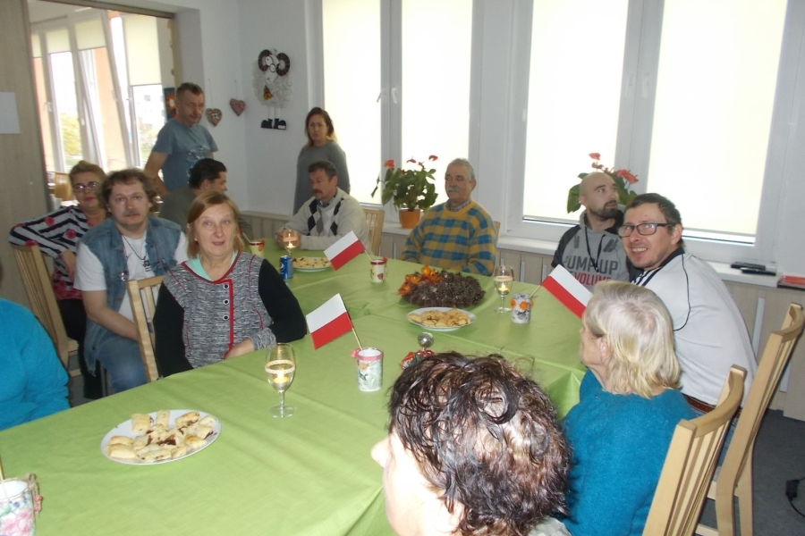 Uczestnicy wraz z kadrą przy stole 