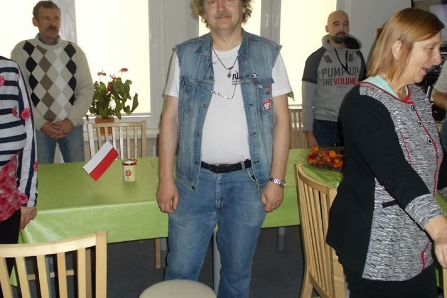 Uczestnik pozujący do zdjęcia