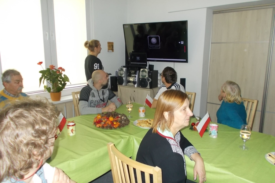 Uczestnicy oczekujący na projekcje filmu