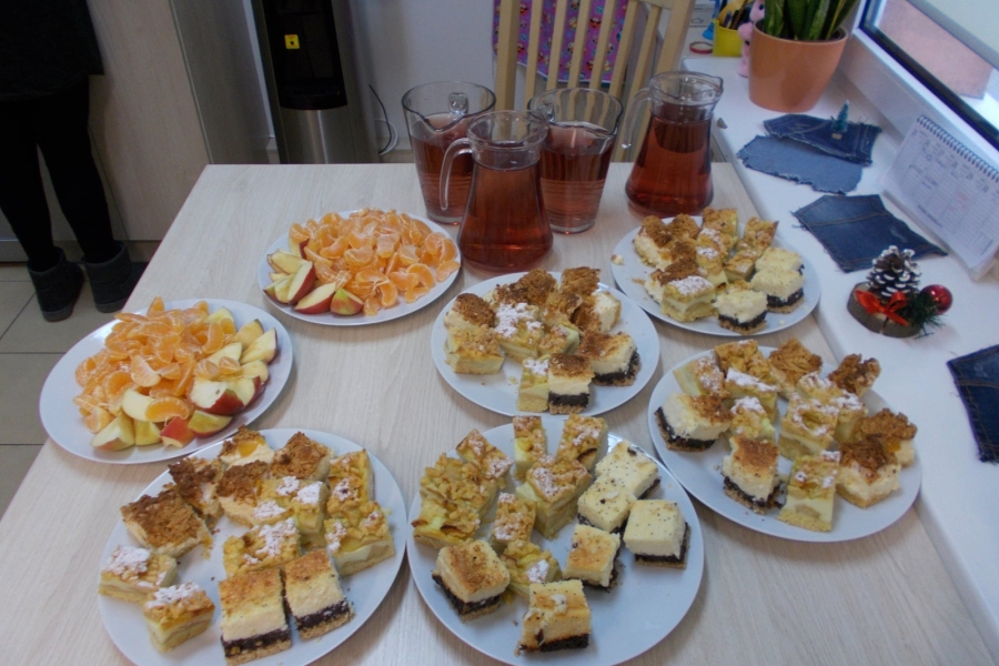 Słodki poczęstunek na kwadratowym stole