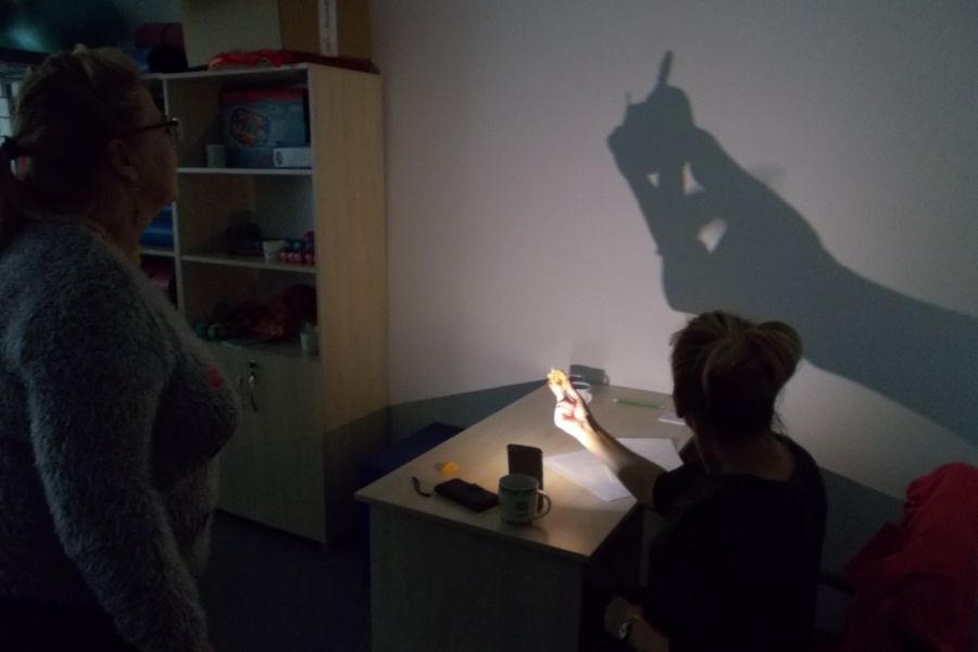 Uczestniczka z terapeutką podczas wróżby z cieniem