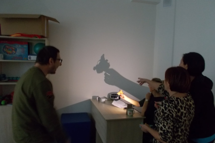 Uczestnicy wraz z terapeutką patrzący na kształt cienia