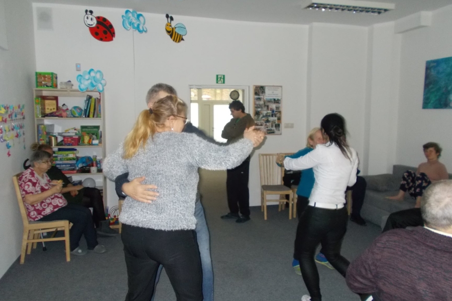 Uczestnicy wraz z terapeutami podczas wspólnego tańca