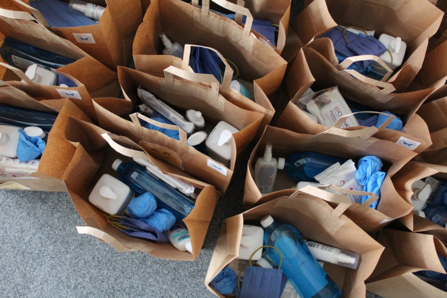 Zdjęcie zestawów do dezynfekcji w papierowych torbach