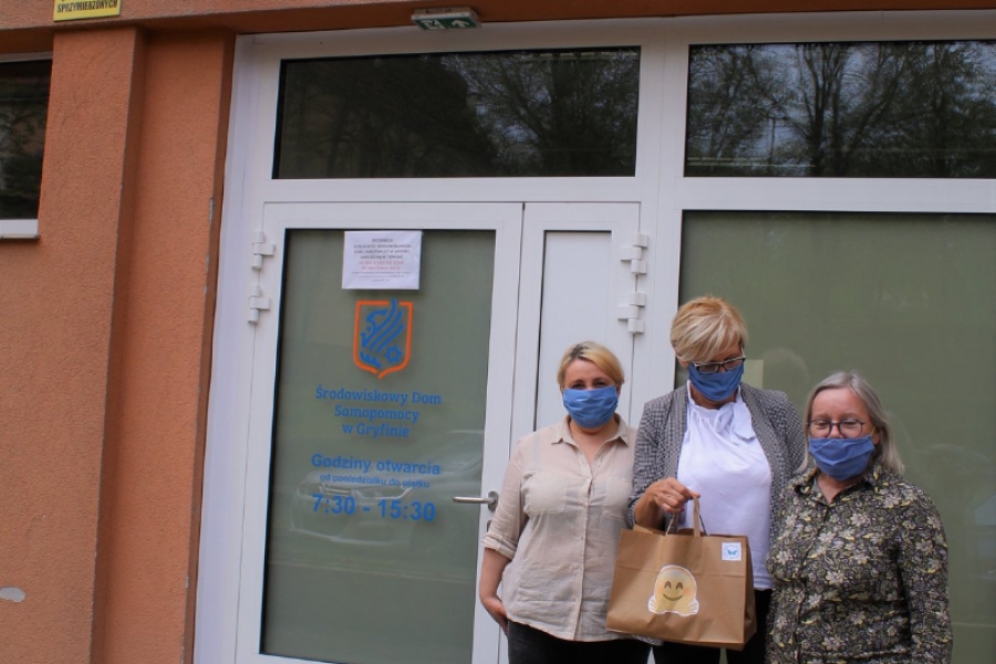 Pani Kierownik z opiekunem medycznym oraz uczestnikiem przed wejściem do ŚDS