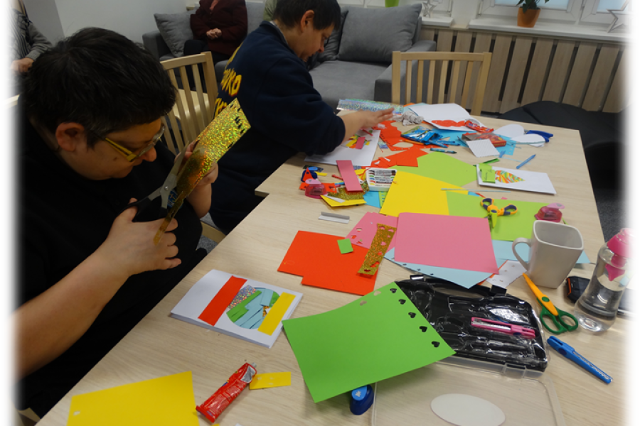 Dwie uczestniczki w trakcie wycinania nożyczkami