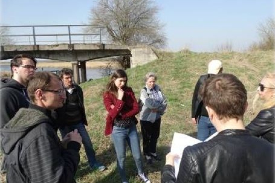 Terapeutka wraz z uczestnikami na polanie obmyśla plan podróży 